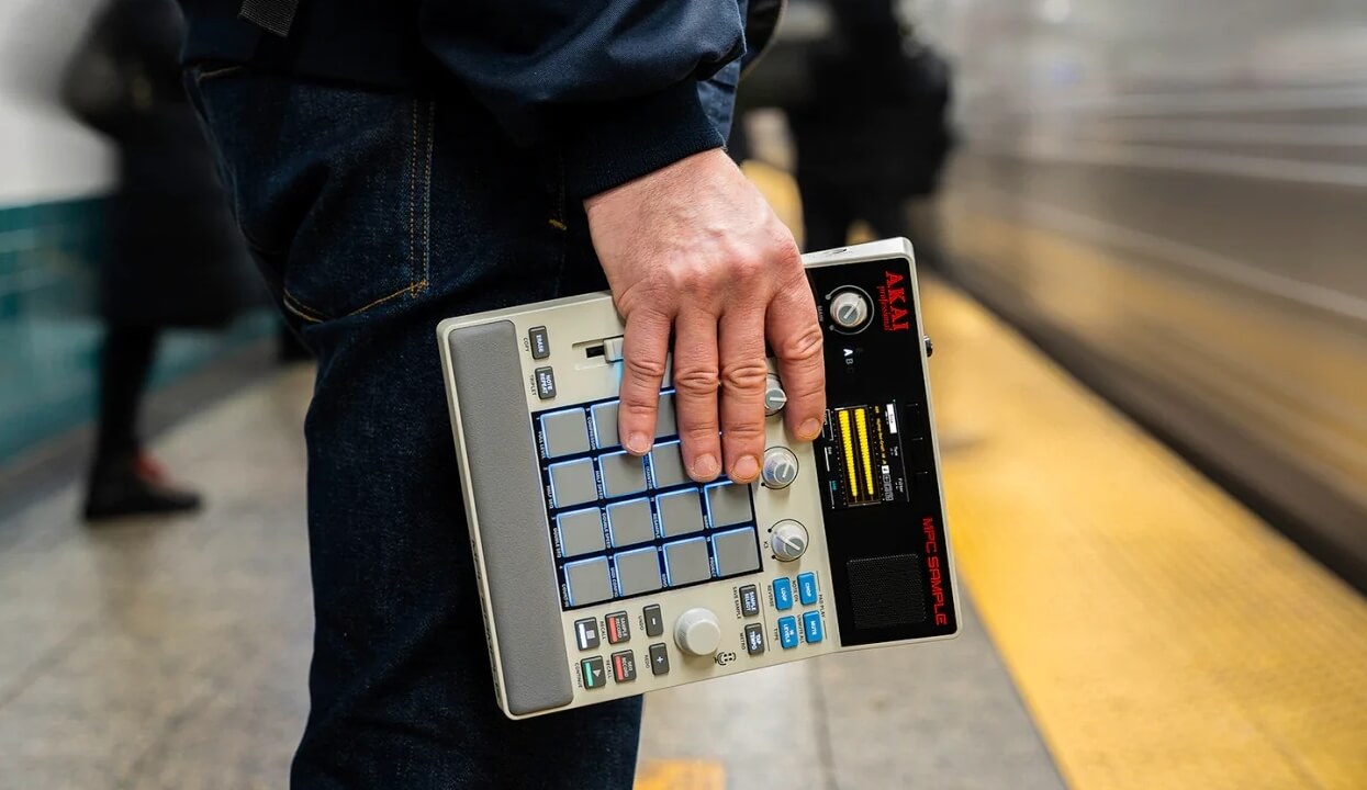 acquista Akai Professional MPC Sample su pianoroll.it con spedizione gratuita in tutta Italia